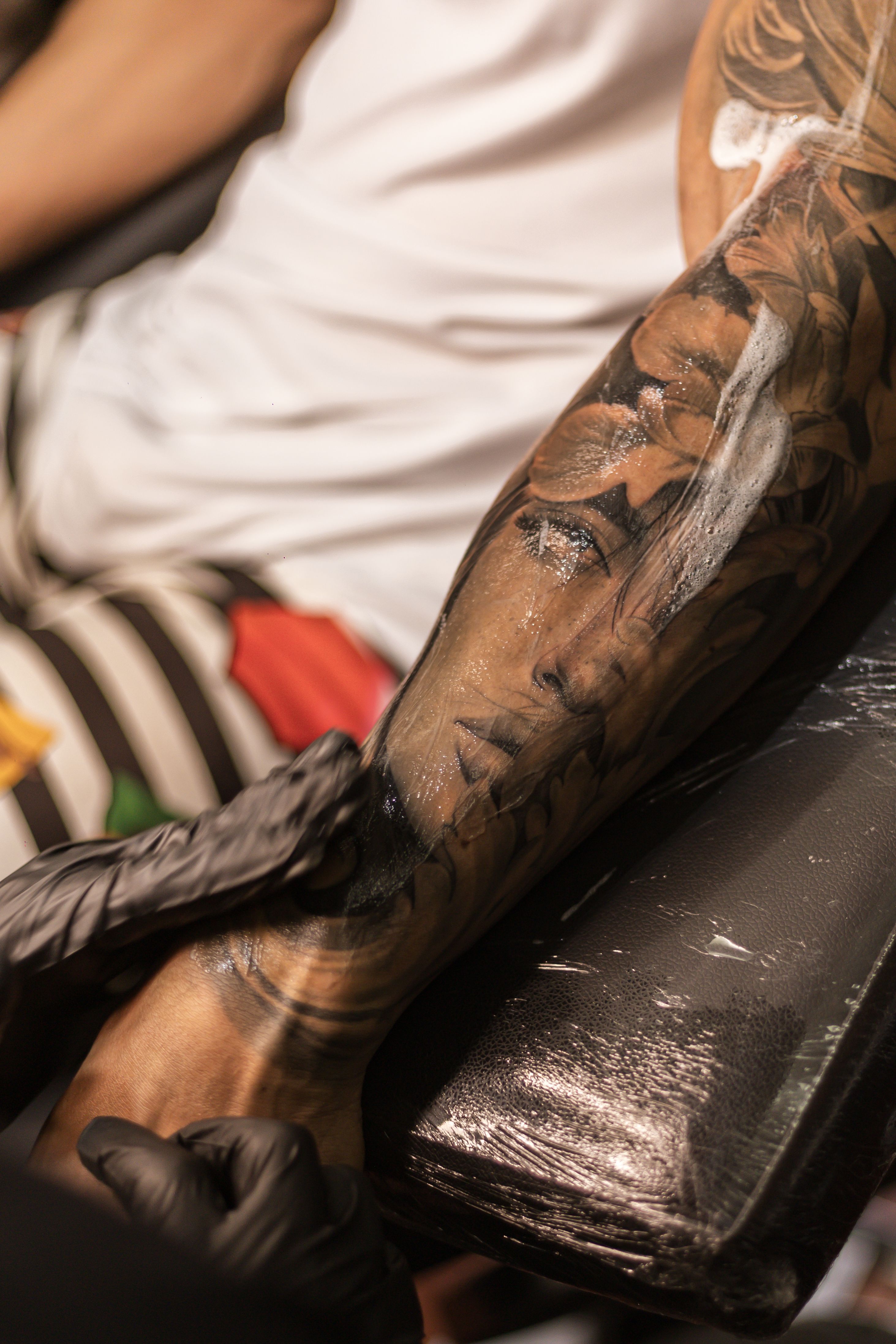 Pele descamando em tatuagem recente